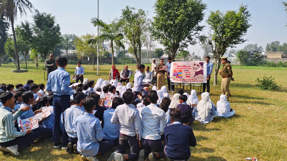 amrohapolice's tweet photo. पुलिस अधीक्षक अमरोहा @AmitKAnandIPS के निर्देशन में #MissionShakti5 के विशेष अभियान के तहत महिला सुरक्षा दल थाना हसनपुर #शक्ति_दीदी/बीट आरक्षी द्वारा अल अमीन अब्दुल्ला इंटर कॉलेज संभल रोड हसनपुर में छात्राओ को पैम्पलेट वितरित कर विभिन्न हेल्पलाइन नंबरों व साइबर अपराध के बारे में जागरूक किया गया।
#MissionShakti5
#ShePoweredUP
#WomenEmpowerment