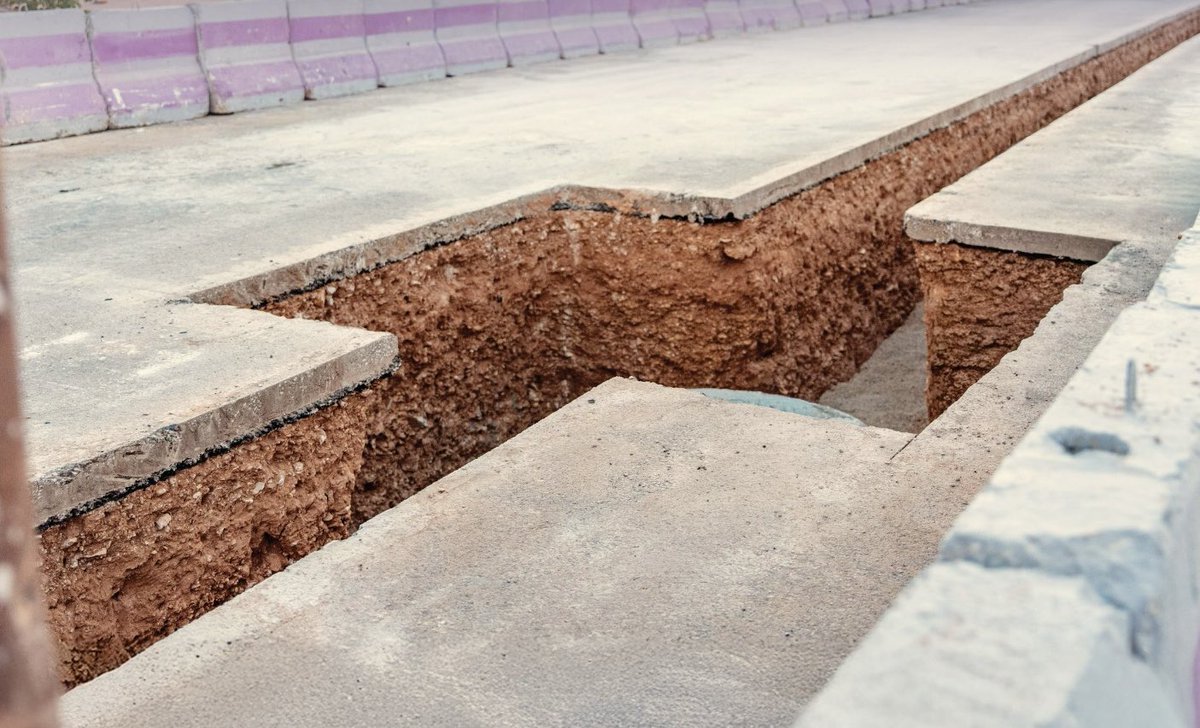 تشهد الرياض تغيير في أنماط الحفريات بعد اعتماد التشريعات والضوابط التي أصدرها مركز مشاريع البنية التحتية بمنطقة الرياض، وبدأت ملامح التغييرات بالظهور

- تنظيم العمليات بين الأطراف
- تقليل التأثير على الحركة المرورية
- حماية الشبكات الحيوية