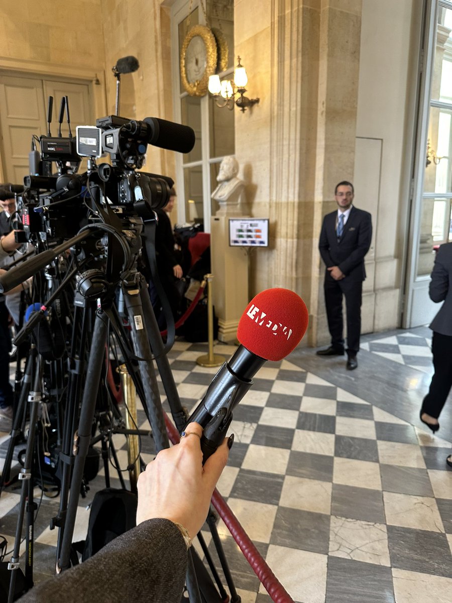 LisaLap_'s tweet image. À l’Assemblée aujourd’hui pour suivre la suspension-décalage de la réforme des retraites ! RDV à 19h devant #ToujoursDebout sur @LeMediaTV pour suivre tout ça. 
Puis petit stream sur mon Twitch après pour débrief de la journée ?😋