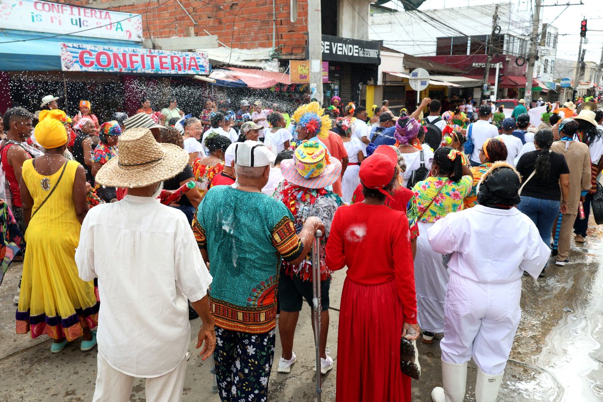 La administración municipal, bajo el liderazgo de la alcaldesa <a href="/claudiaturbaco_/">Claudia Espinosa</a> y la Secretaría de Integración Social, celebró con entusiasmo el tradicional #Bando para la Tercera Edad: ‘Sueños y Sonrisas’, un homenaje a nuestros adultos mayores. #juntosconstruimosfuturo💚❤️