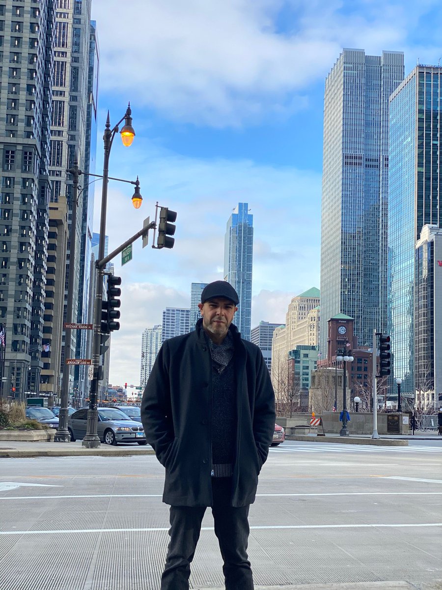 Camina firme hacia tus metas y tus éxitos sin mirar atrás; quienes te lanzan piedras, lo hacen porque es lo único que saben construir.