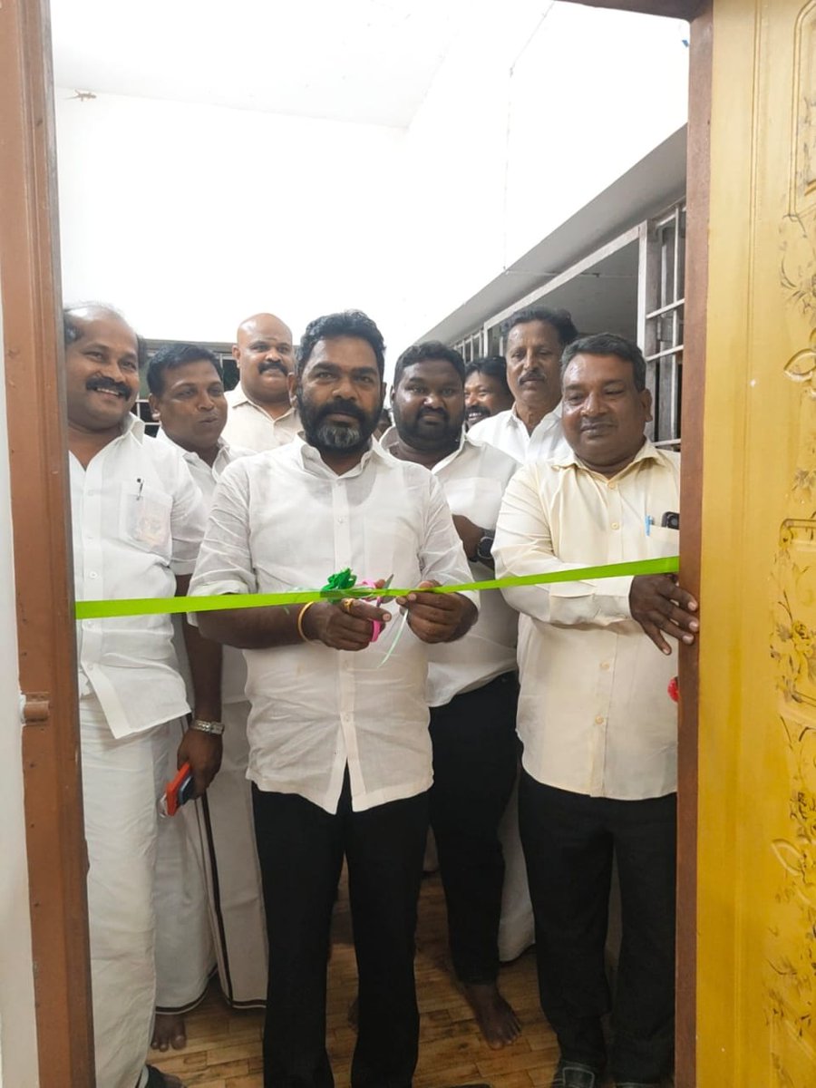 PanaiyurBabu's tweet image. இன்று (12.11.2025) செய்யூர் சட்டமன்ற தொகுதிக்குட்பட்ட பவுஞ்சூர் ஊராட்சியில் உள்ள சட்டமன்ற உறுப்பினர் அலுவலகத்தில் அரசு இலவச இ சேவை மையத்தை திறந்து வைத்தேன். இதில் பொதுமக்கள் அனைவரும் பயன்பெறும் படி கேட்டுக்கொள்கிறேன்.
#panaiyurbabumla #vckmla #cheyyurconstituency…