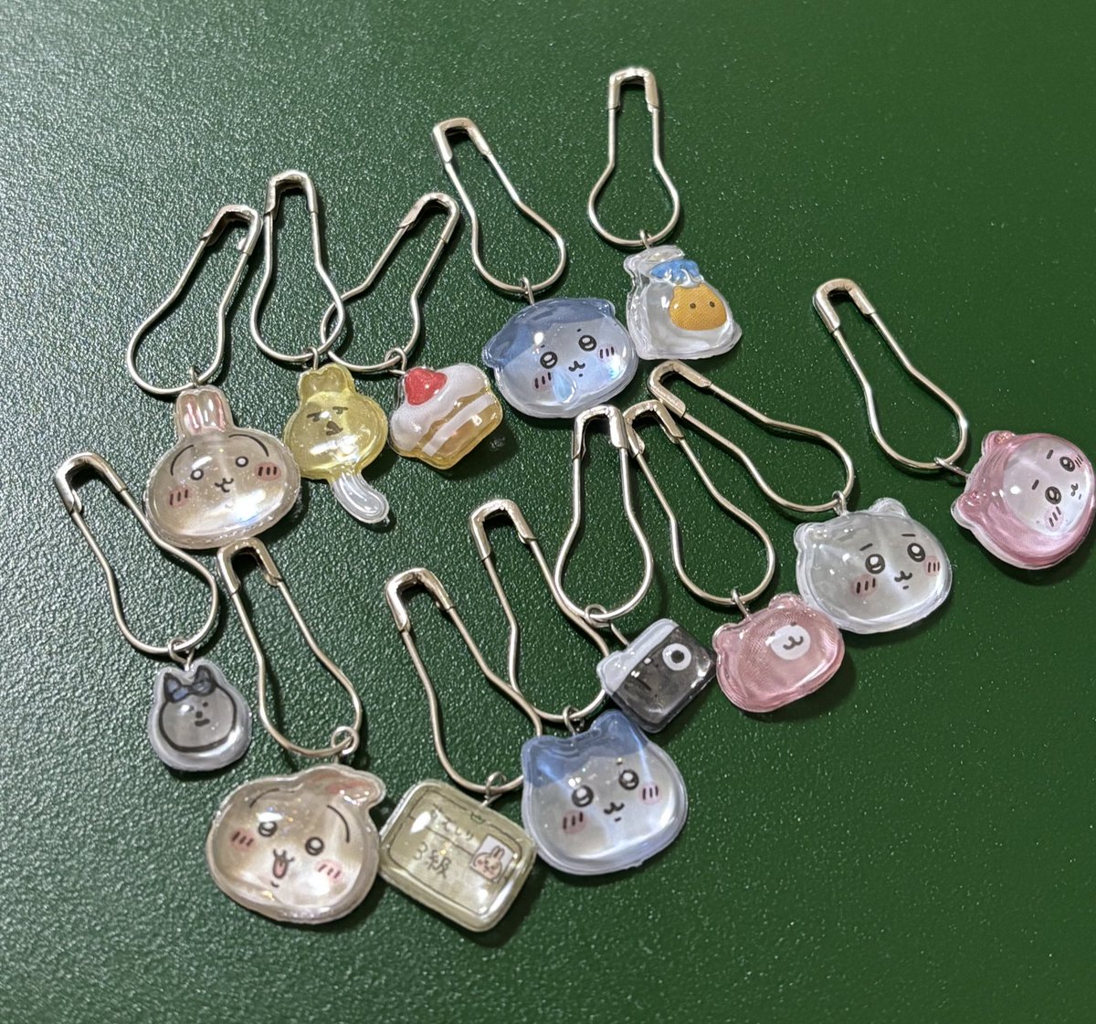 またいっぱい作った🌟🌟
こんなもんなんぼあっても良いですからね〜🐰
また新しいボンボンドロップシールが出たらいっぱい作らなきゃ！

#ちいかわ #編み物道具 #編み物好きな人と繋がりたい