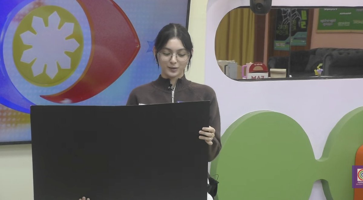 PBBabscbn's tweet photo. SURPRISE!!! 😮🎉
Binasa na ng housemates ang special surprise messages nila.

#PBBCollab20PhotoCake https://t.co/eaJGsC8HLJ