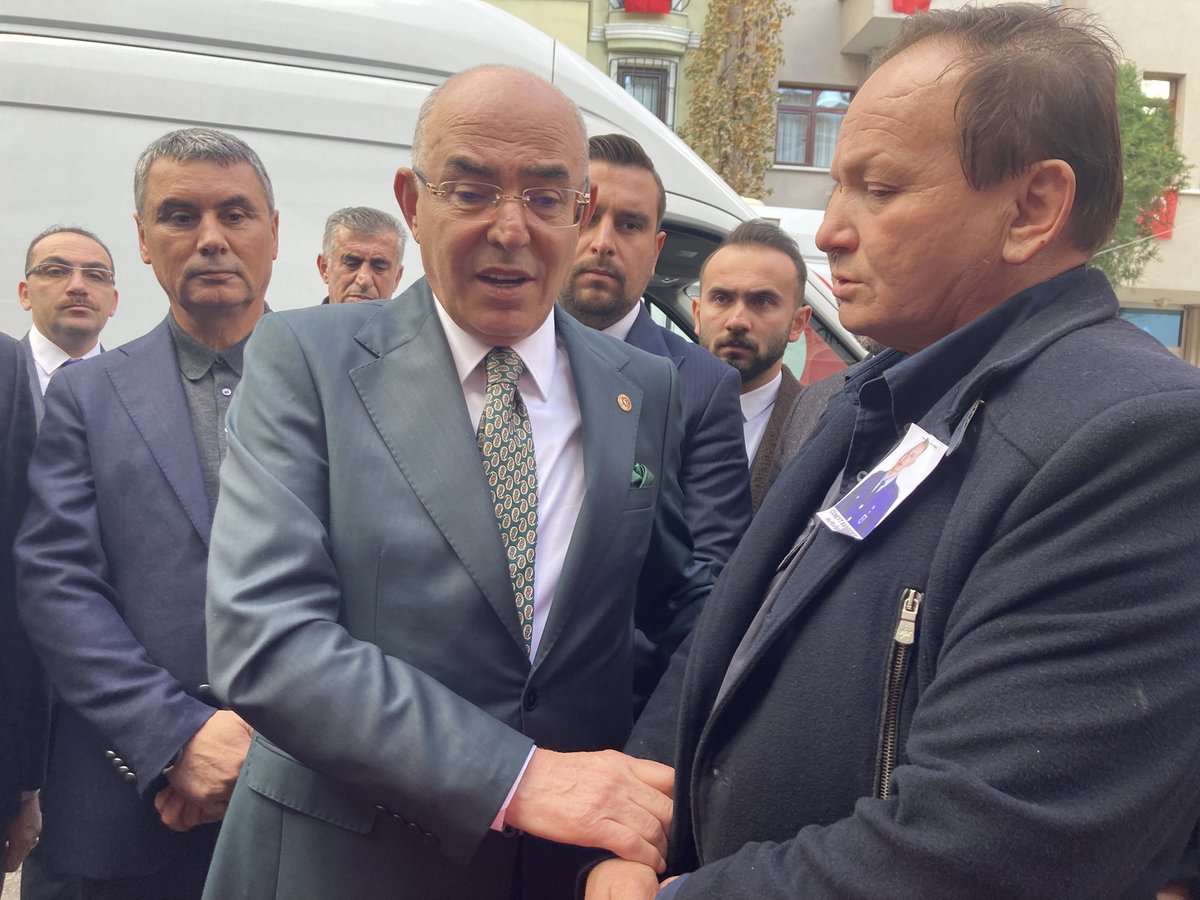 Başımız sağ olsun. Hemşehrimiz, kahraman Hava Pilot Üsteğmen Cüneyt Kandemir’in şehadeti hepimizi derin bir acıya boğdu. Yenimahalle’de baba ocağında babası Adil Kandemir kardeşime taziye ziyaretinde bulunduk. Aziz milletimize sabırlar dilerim. Vatan sağ olsun. 🇹🇷