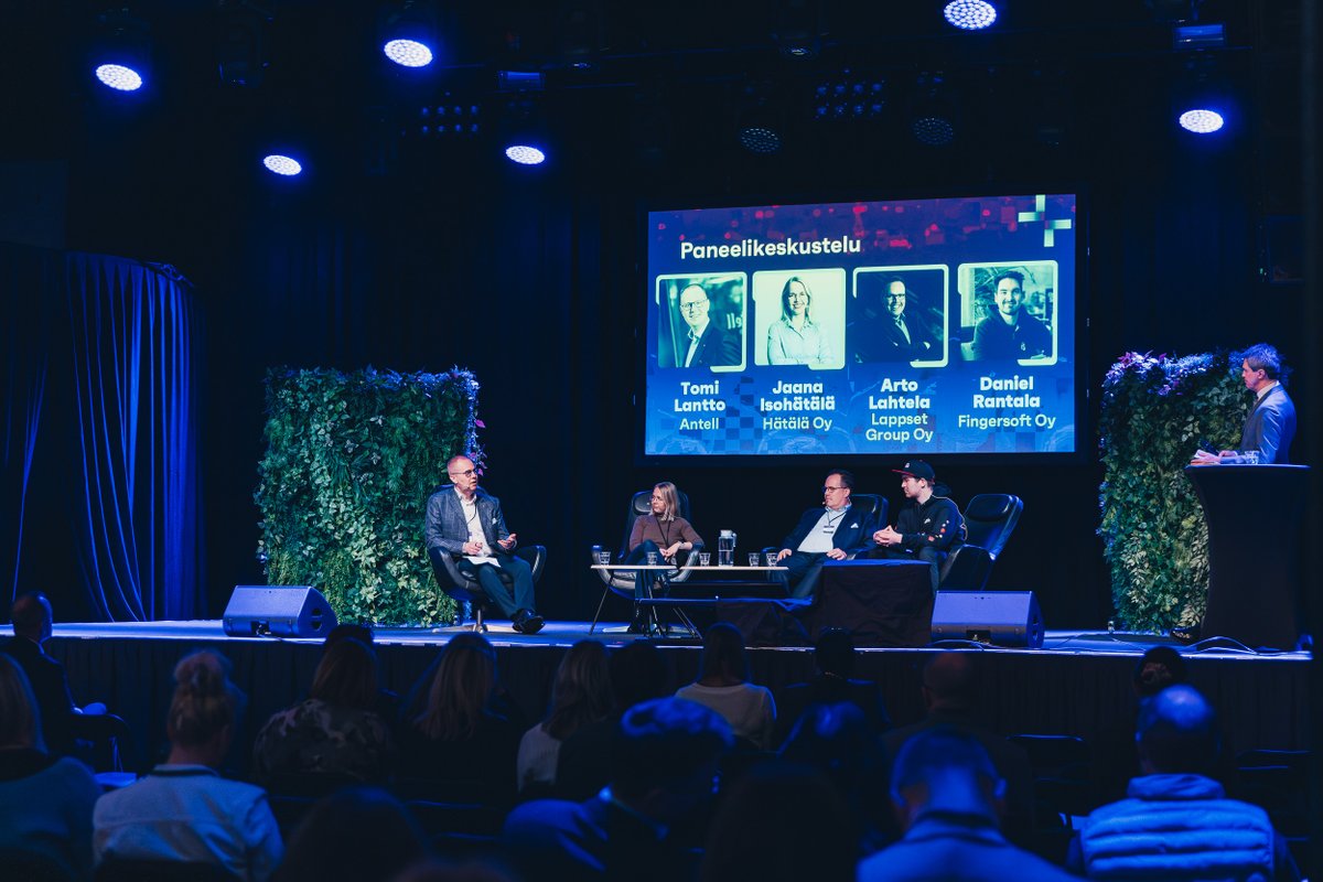 Tänään oli lauteilla 4 #perheyritys'tä puhumassa vastuullisuudesta <a href="/PSMessut/">Pohjois-Suomen Messut</a>  Kestävä kasvu -seminaarissa. Jännä huomata, kuinka neljä niin eri aloilla toimivaa yritystä ajatteli varsin yhdenmukaisesti.
- vastuullisuus on liiketoiminnan edellytys
- henkilöstö, työhyvinvointi on