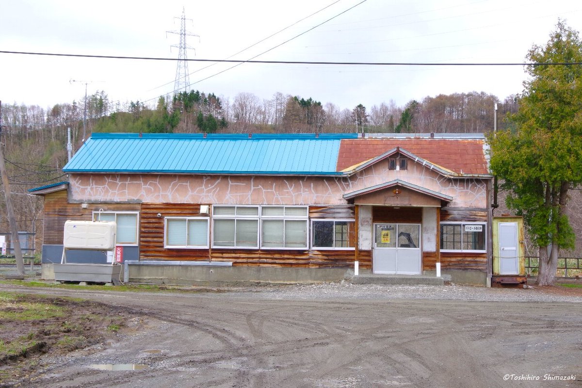 polaris_guides's tweet image. 【半年前、廃駅めぐりで #幌延 へ🚃】

今年の春、ふと思い立って近隣の #廃駅 を周って来ました🌸

過去の経験で廃駅になるとすぐに駅舎とホームが撤去され、あっという間に面影を失ってしまうので、その前にもう一度訪れておこうという気持ちでした🍀

本当に寂しい限りです💦

#雄信内駅 #南幌延駅