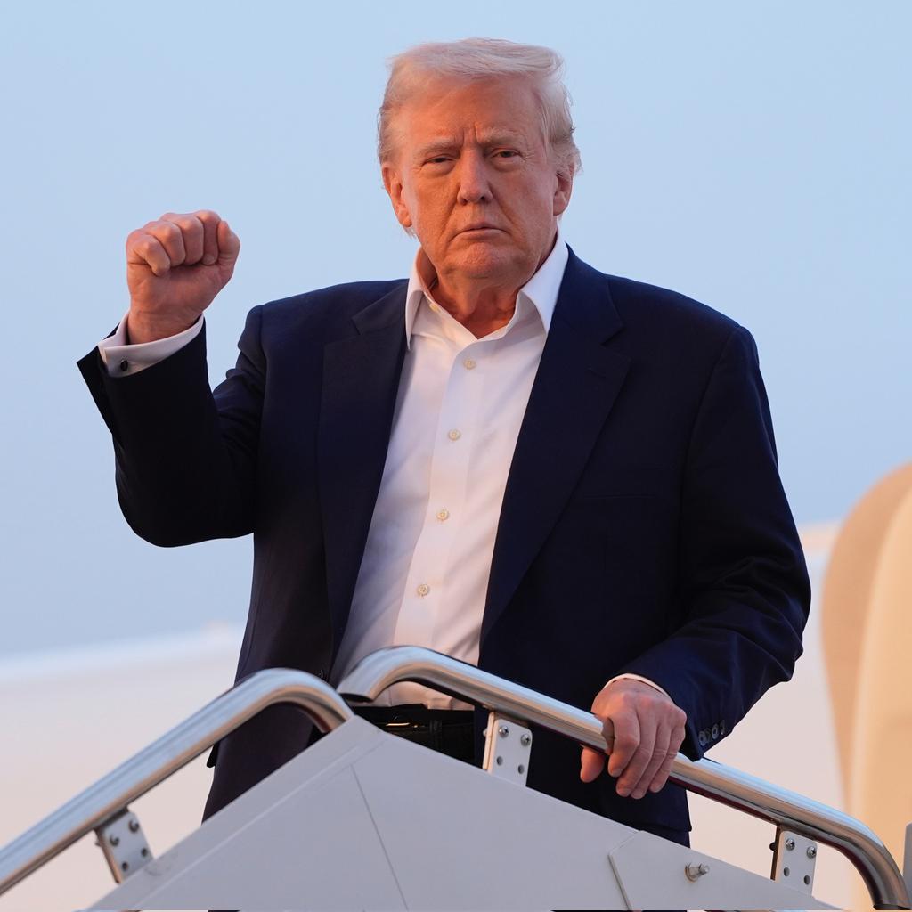 🚨Donald Trump plans to bring back stimulus checks of $2,000 per person, funded by the “tariff dividend.” Do you support this?

A. YES
B. NO