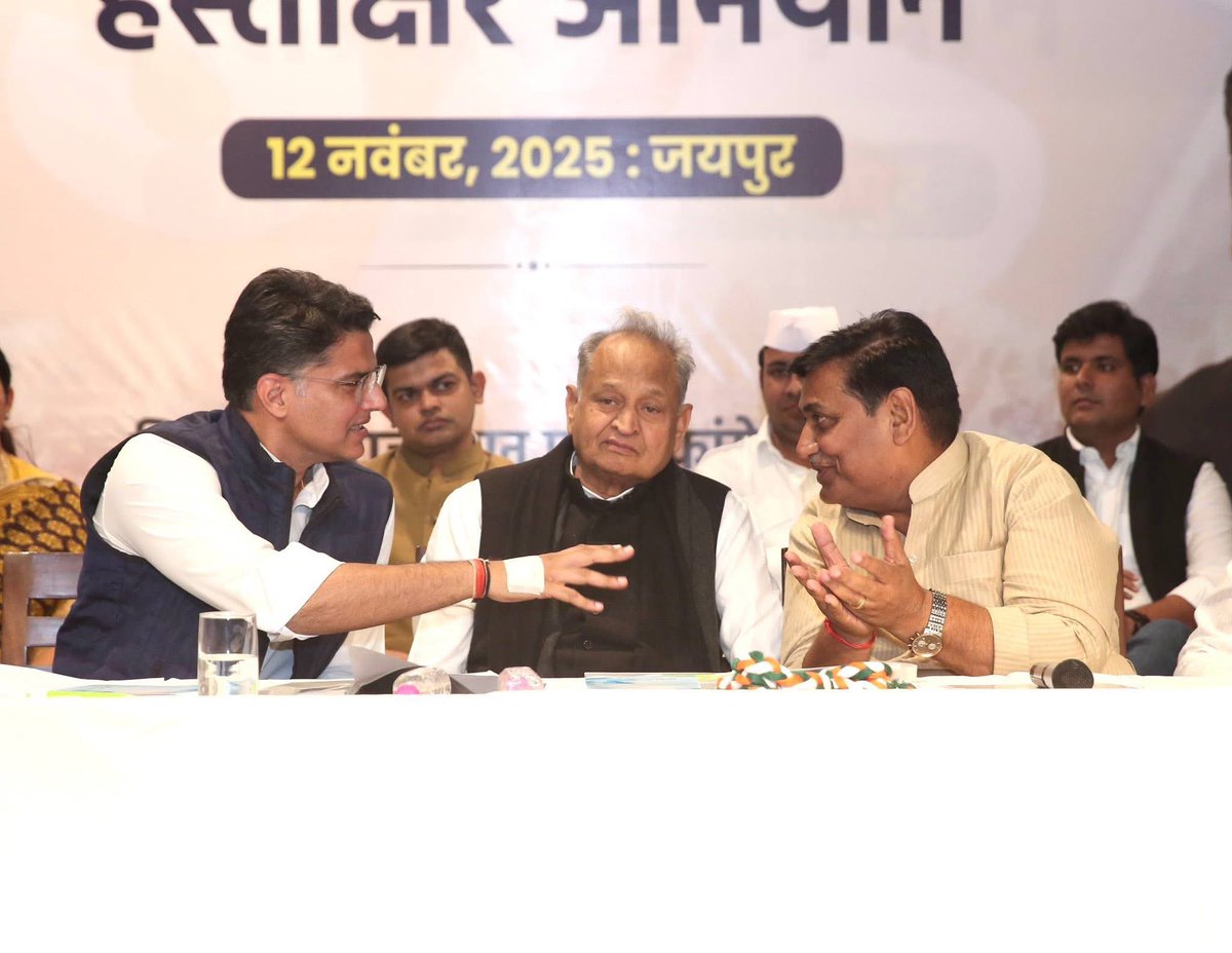 RamniwasGawriya's tweet image. #वोट_चोर_गद्दी_छोड़ हस्ताक्षर अभियान के समापन एवं #SIR को लेकर जयपुर में आयोजित प्रशिक्षण शिविर में शामिल हुआ।
शिविर के माध्यम से SIR के विभिन्न पहलुओं पर विस्तृत जानकारी प्राप्त की।
प्रदेशभर के लाखों लोगों ने वोट चोरी के खिलाफ हस्ताक्षर कर लोकतंत्र, संविधान और संस्थाओं की रक्षा…