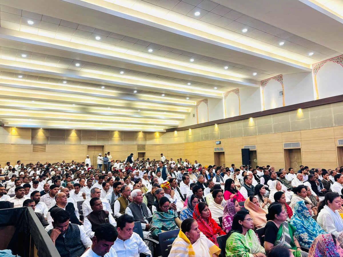 RamniwasGawriya's tweet image. #वोट_चोर_गद्दी_छोड़ हस्ताक्षर अभियान के समापन एवं #SIR को लेकर जयपुर में आयोजित प्रशिक्षण शिविर में शामिल हुआ।
शिविर के माध्यम से SIR के विभिन्न पहलुओं पर विस्तृत जानकारी प्राप्त की।
प्रदेशभर के लाखों लोगों ने वोट चोरी के खिलाफ हस्ताक्षर कर लोकतंत्र, संविधान और संस्थाओं की रक्षा…