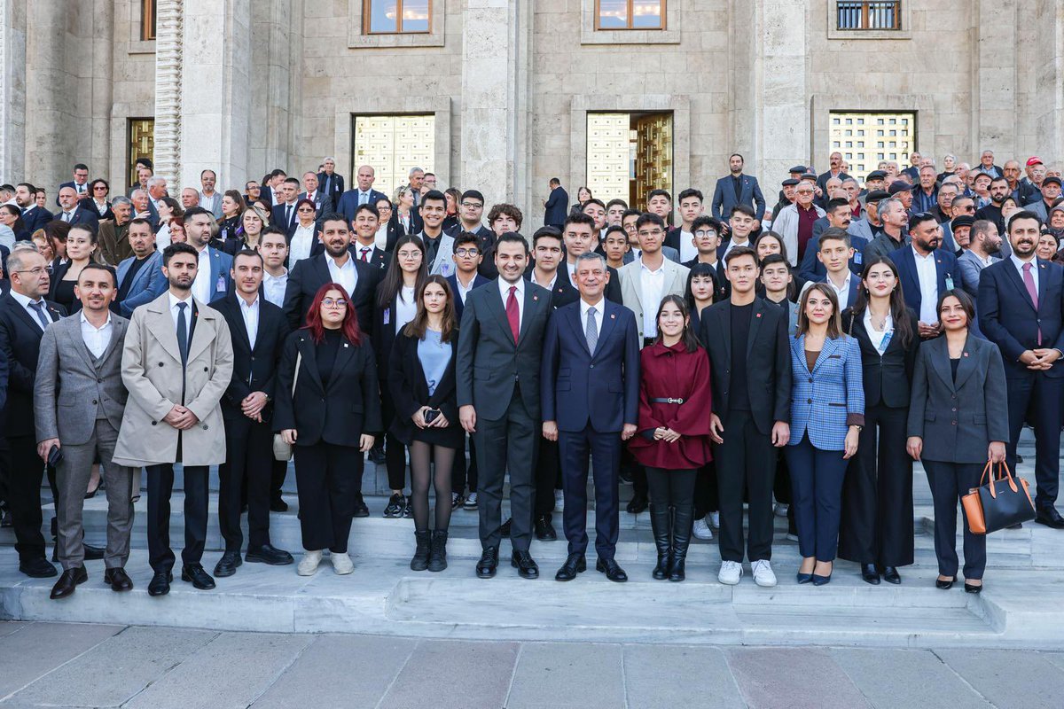 Bugün Cumhuriyet Halk Partisi Genel Başkanımız Sayın Özgür Özel’i Türkiye Büyük Millet Meclisi’nde ziyaret ettik.
Genel Başkanımızla bir araya gelerek gençliğin taleplerini, hedeflerini ve ülkemizin geleceğine dair umutlarımızı paylaştık.
