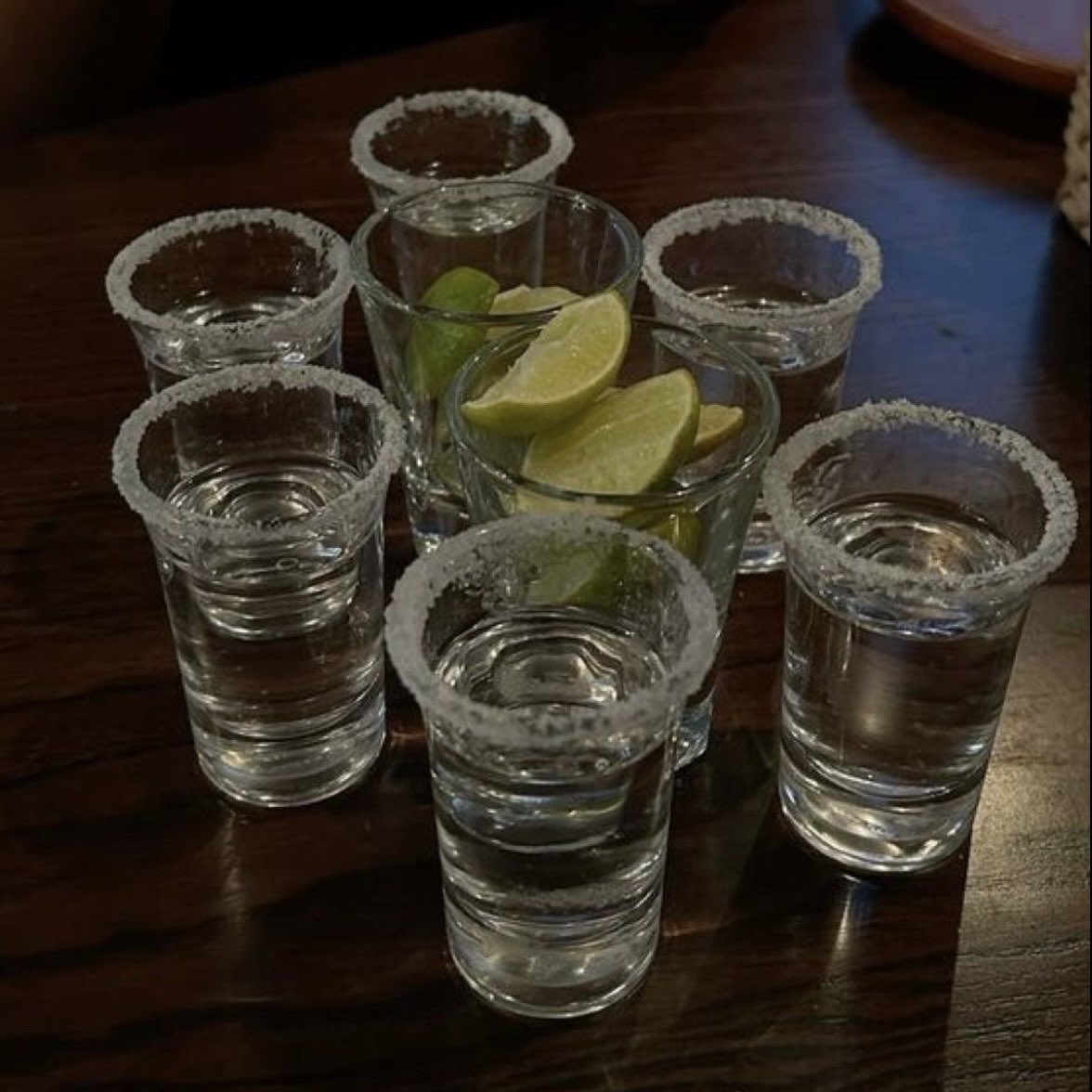 correio ────── 🌺.

remetente: augustus.
destinatário: <a href="/hronchild/">'</a>.
mensagem: 

“feliz aniversário! precisa de bolo sim 🙄”