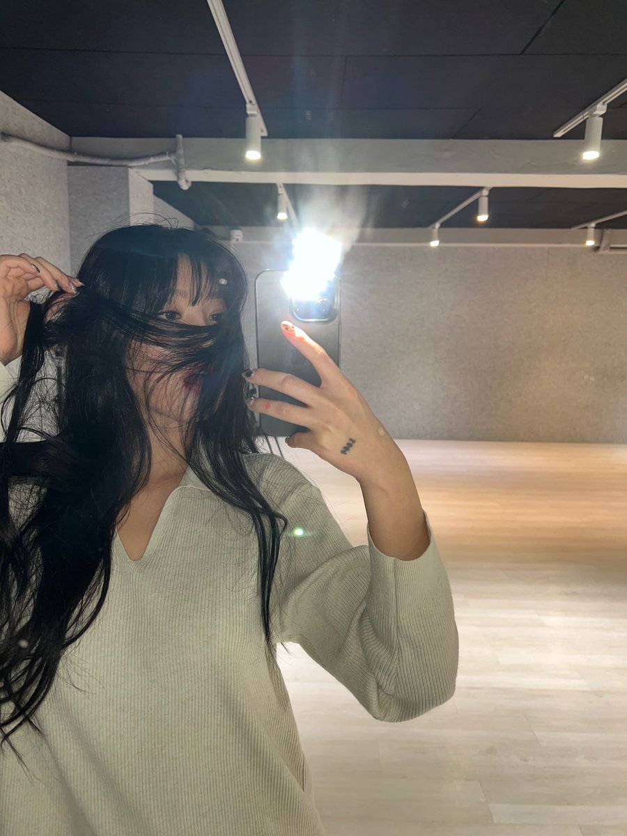 ซูจิน fromm✨️

วันนี้ก็ครบ 2 ปีแล้วนะคะ ฮิฮิ ขอบคุณมากๆสำหรับช่วงเวลา 2 ปีที่ผ่านมานะคะ และต่อจากนี้ไปก็ต้องขอบคุณอีกเหมือนกัน วันนี้ในที่สุดก็ได้เจอกันแล้ว! —1

#수진 #SOOJIN #서수진 #ซูจิน