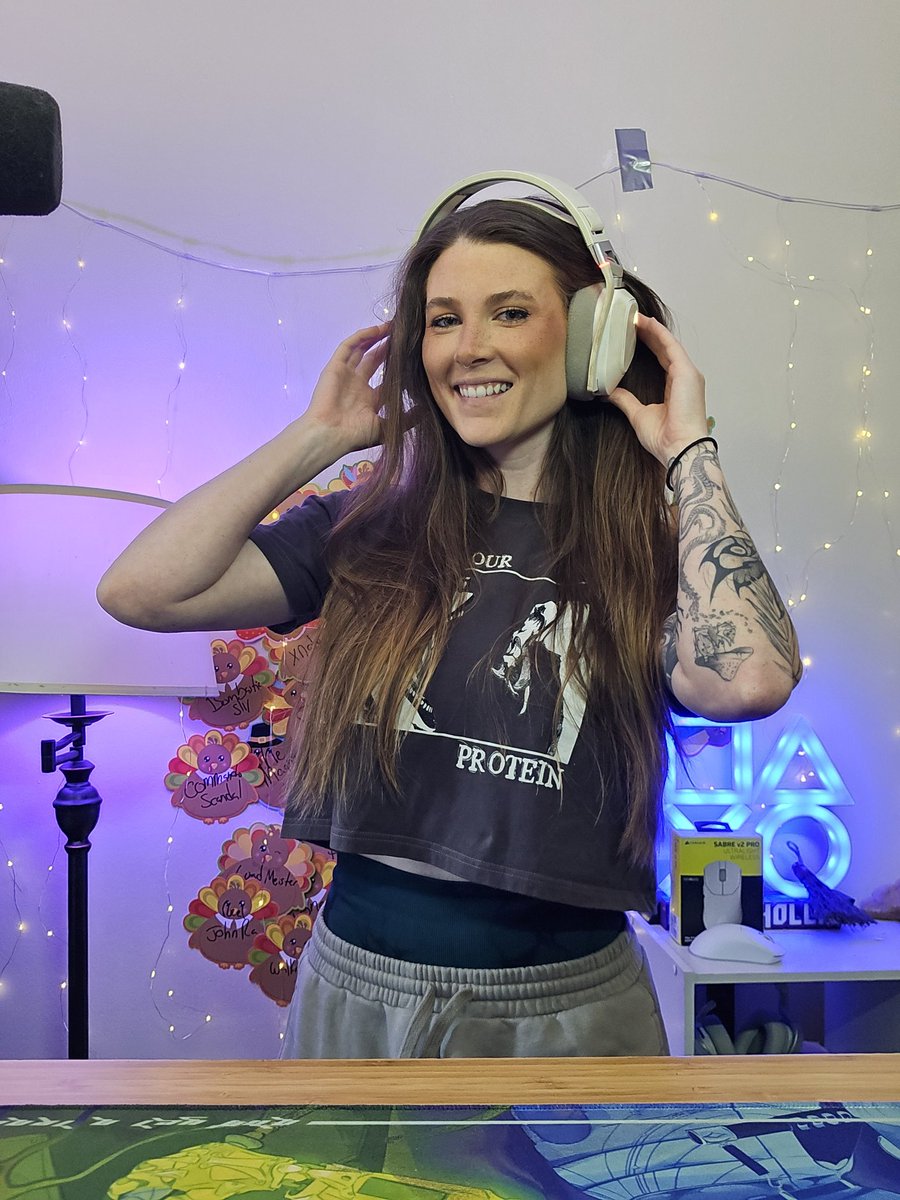 WATCHHOLLIE tweet media