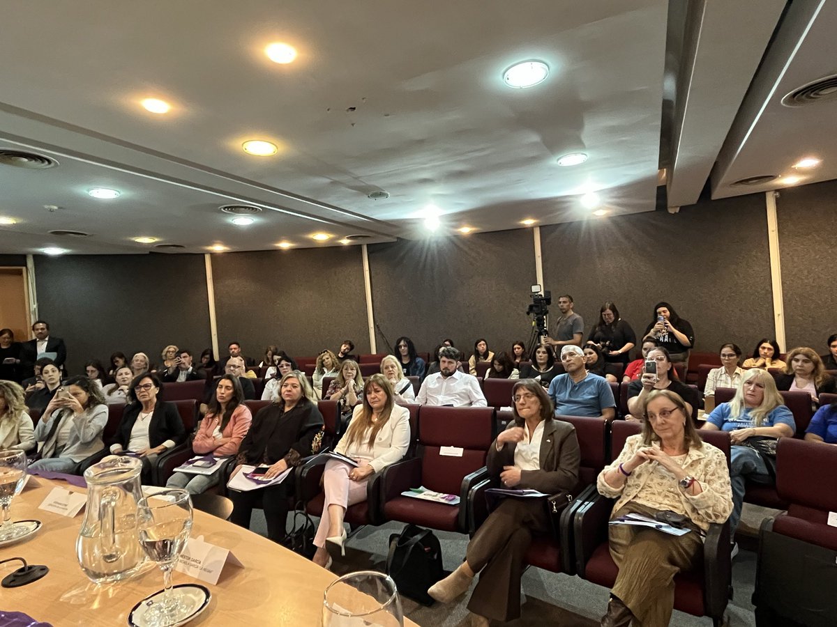 Estamos en la Banca de la Mujer del <a href="/SenadoArgentina/">Senado Argentina</a>, con <a href="/EugeniaDureTDF/">Eugenia Duré</a> <a href="/StefaniaCora/">stefania cora</a> <a href="/anabelfsagasti/">Anabel Fernández Sagasti</a> y otras senadoras. Los padres de Micaela García presentes. Y con <a href="/evamieri/">Eva Mieri</a> 💅🏼

Frente a las reformas y un presupuesto que ajusta a las mujeres, seguimos organizándonos 🇦🇷💜