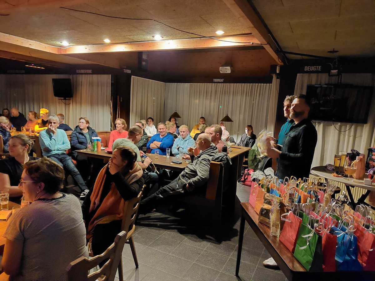 Vanavond in sporthal Cellesbroek: Het Hylkema Funderingstechniek BV Kampen Badminton Open! Met 42 deelnemende teams staan alle velden vol. Speel je niet mee, kom dan vooral sfeer proeven en spelers aanmoedigen. Gezellig en sportief!