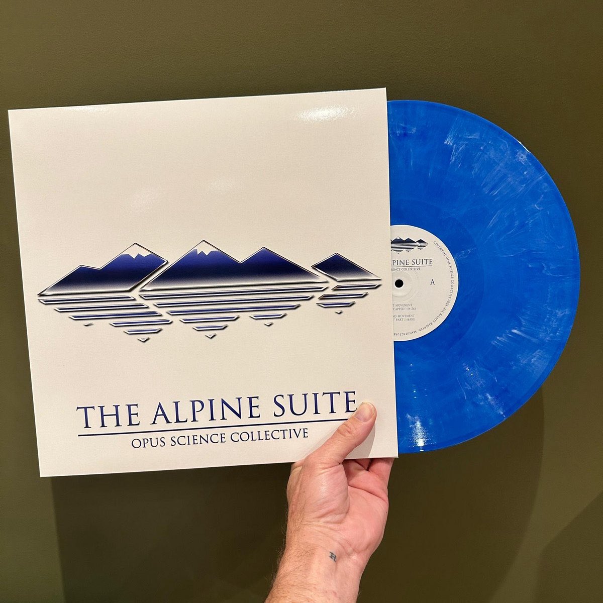 TimeSlaveRec's tweet image. OSC - The Alpine Suite
*5 Vinyl Copies Remaining*

timeslaves.bandcamp.com/album/the-alpi… 

The ‘Après-Ski’ Edition:
- Dark Blue With White Marble Effect Vinyl
- In Stock &amp;amp; Shipping Immediately

#osc #synthwave #vinyl