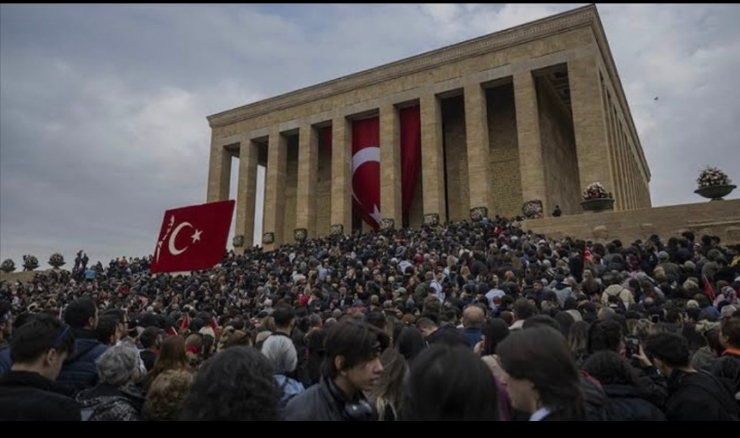 Dünyada öldükten sonra yaşayan bir insan var mı Atam'dan başka?
Türk tarihinde mezarını bu kadar insan selinin ziyaret ettiği başka bir Türk var mı Atam'dan başka?
Eşin,benzerin yok Atam nur içinde uyu.
