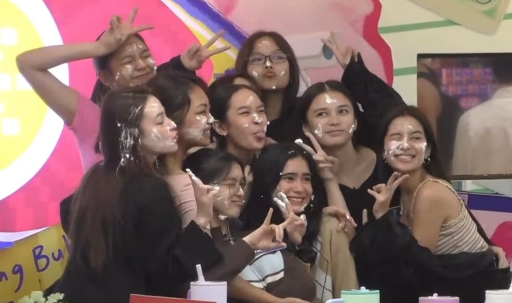 fidelitism's tweet image. a damn punishment to me, kuya. WTH. but the way caprice did the task enduring it for several hours, just to bring a cake to the table for hms on her birthday is something. 

these frames tho. 🥹

 #PBBCollab20PhotoCake