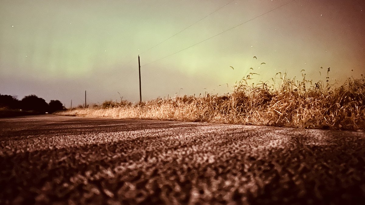 AtraCygnus's tweet image. A rare early evening show in the sky.