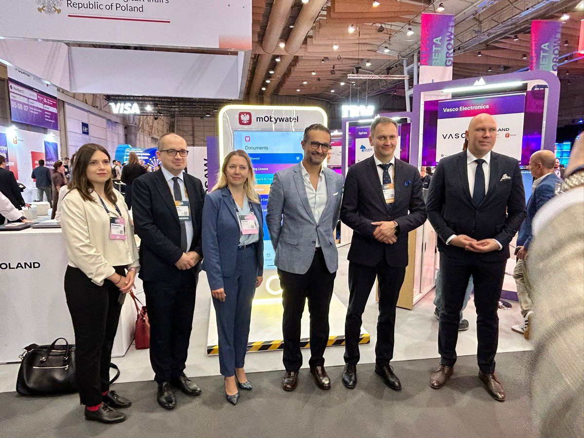 DorotaBarys's tweet photo. Polskie stoisko na #WebSummit2025 odwiedził dziś wiceminister ds. cyfryzacji Bernardo Correia, który miał okazję przetestować innowacyjne funkcje usługi #mObywatel i zobaczyć, jak #Polska wyznacza trendy w cyfryzacji. 💡✨ https://t.co/sy1pr476W0