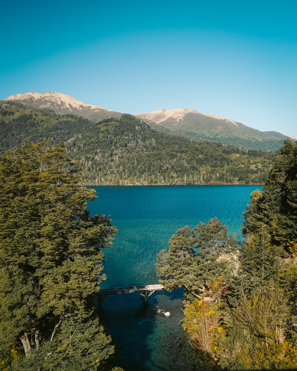 ☀️ Verano en Villa La Angostura 💙

Hay lugares que parecen creados para el descanso, y otros para la aventura. Villa La Angostura tiene las dos cosas.
Entre bosques de arrayanes, playas de agua turquesa y senderos que se pierden entre montañas, el verano se vive a otro ritmo.
🏖️
