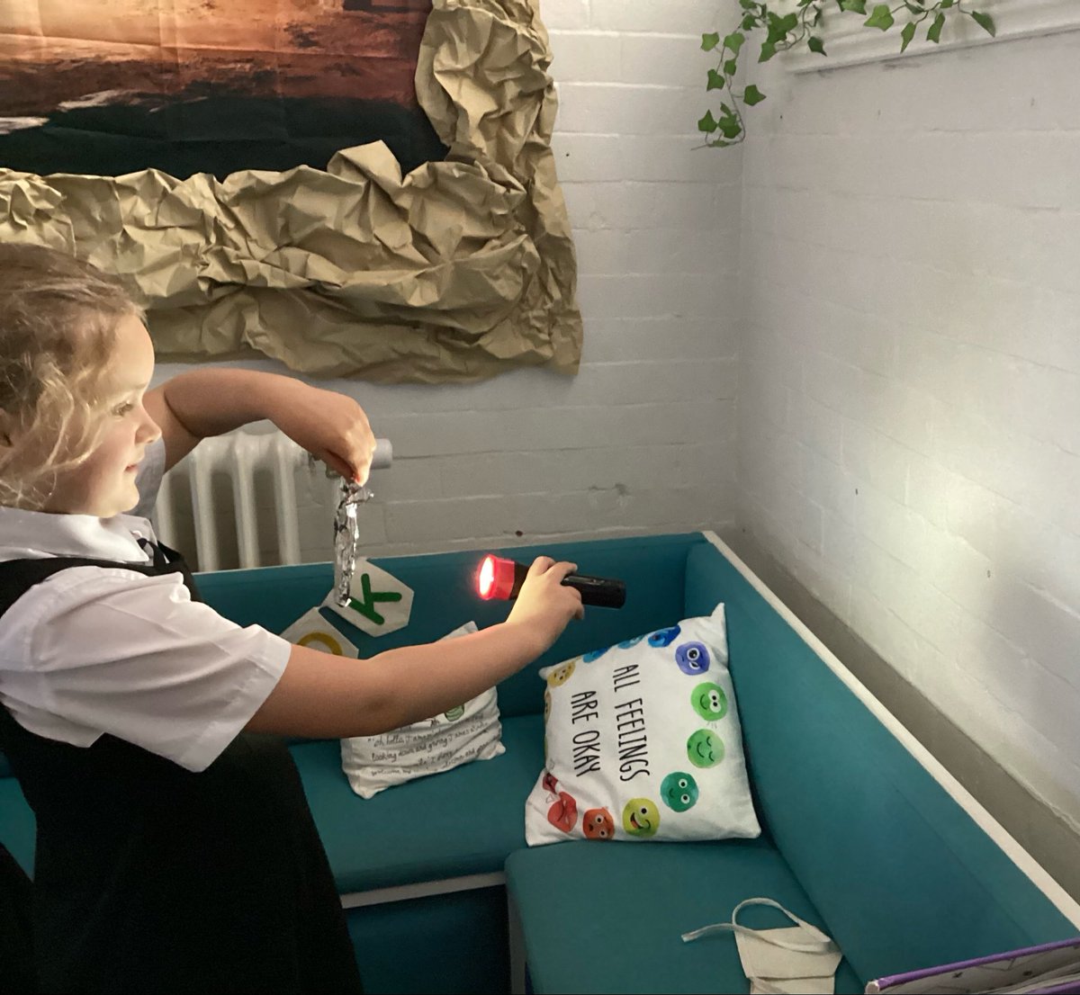 asmyear3's tweet photo. Year 3 have been learning about which surfaces reflect light the best. https://t.co/v7otHCTqsk