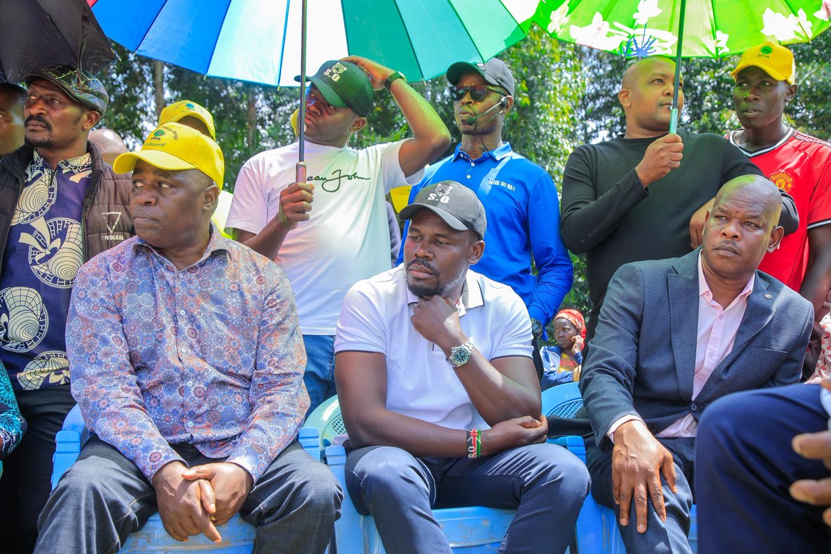 MP Osoro leads the UDA team in rallying support for Hon. Francis Amenya ahead of the Nov. 27th by-election.
#UDAUnity #FrancisAmenya #EkerenyoWard #KenyaElections #Nov27ByElection