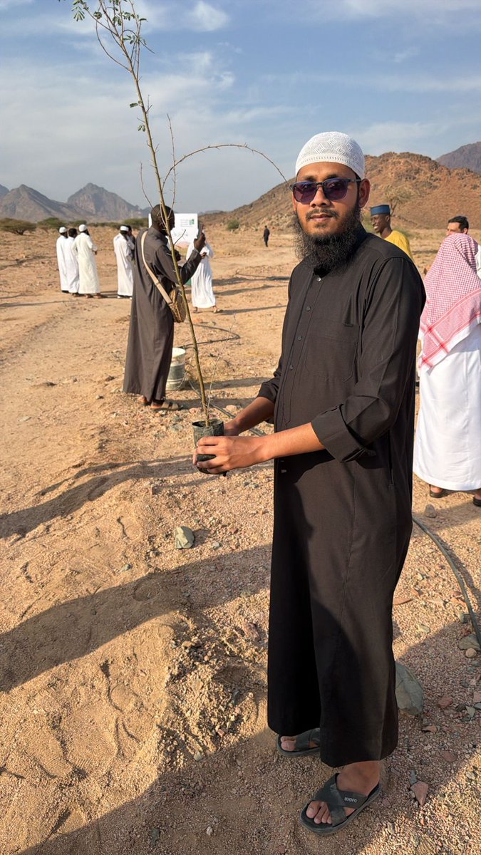 ALRASEE2's tweet image. #يد تغرس وأرض تزدهر 
مشاركتنا في موسم التشجير لهذا العام بمتنزه البيضاء بمنطقة المدينة المنورة.