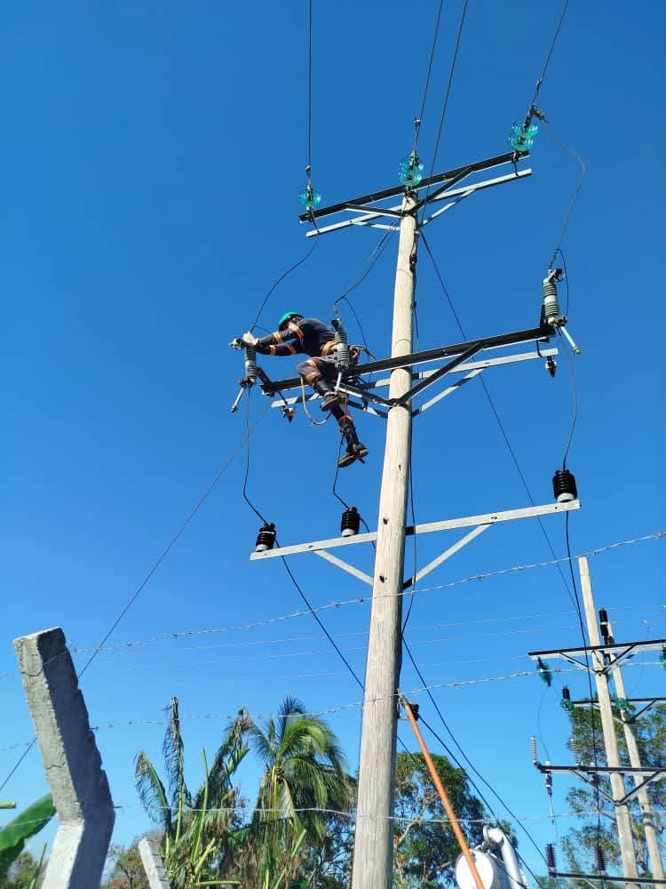 PartidoPCC's tweet image. El @EnergiaMinasCub informa que la recuperación tras el paso del huracán Melissa al cierre del 11/11/25 era la siguiente:

Las Tunas 100%   Holguín 81, 66%  Guantánamo 96.88% Santiago de Cuba 34,01 % 

Trabajadores eléctricos de toda #Cuba están en función de la recuperación