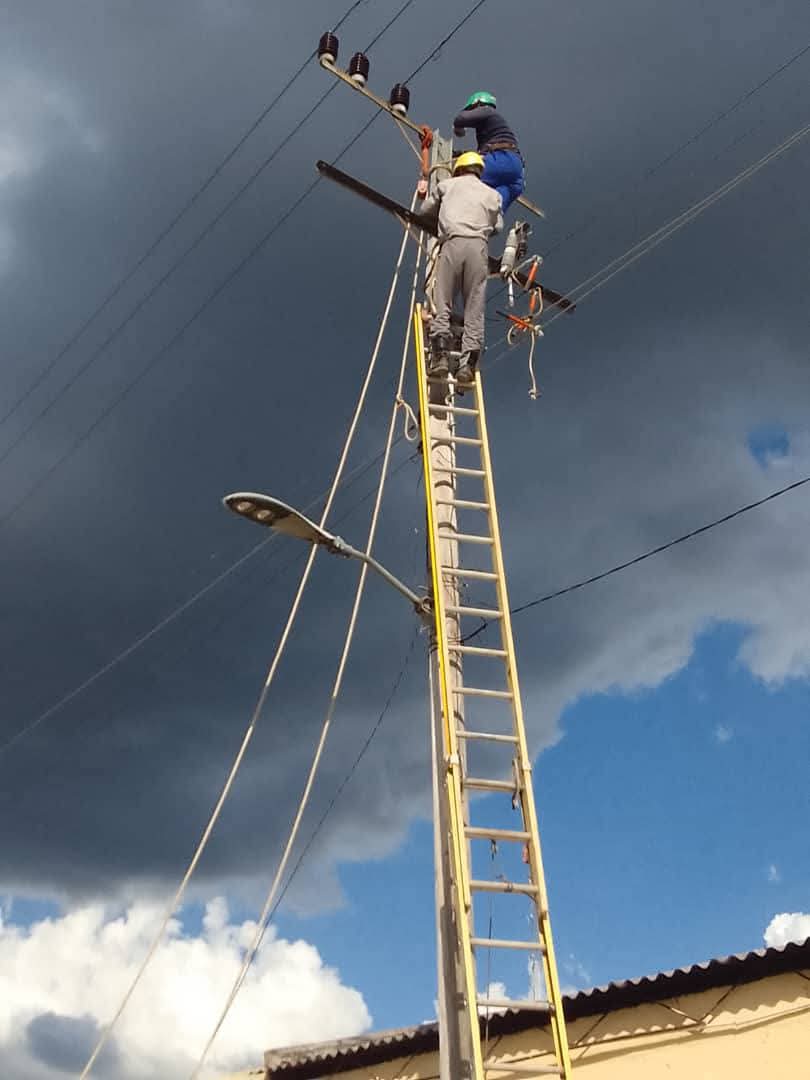 PartidoPCC's tweet image. El @EnergiaMinasCub informa que la recuperación tras el paso del huracán Melissa al cierre del 11/11/25 era la siguiente:

Las Tunas 100%   Holguín 81, 66%  Guantánamo 96.88% Santiago de Cuba 34,01 % 

Trabajadores eléctricos de toda #Cuba están en función de la recuperación