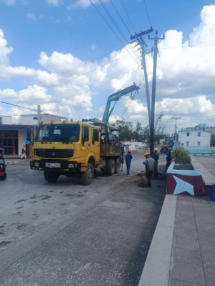 PartidoPCC's tweet image. El @EnergiaMinasCub informa que la recuperación tras el paso del huracán Melissa al cierre del 11/11/25 era la siguiente:

Las Tunas 100%   Holguín 81, 66%  Guantánamo 96.88% Santiago de Cuba 34,01 % 

Trabajadores eléctricos de toda #Cuba están en función de la recuperación