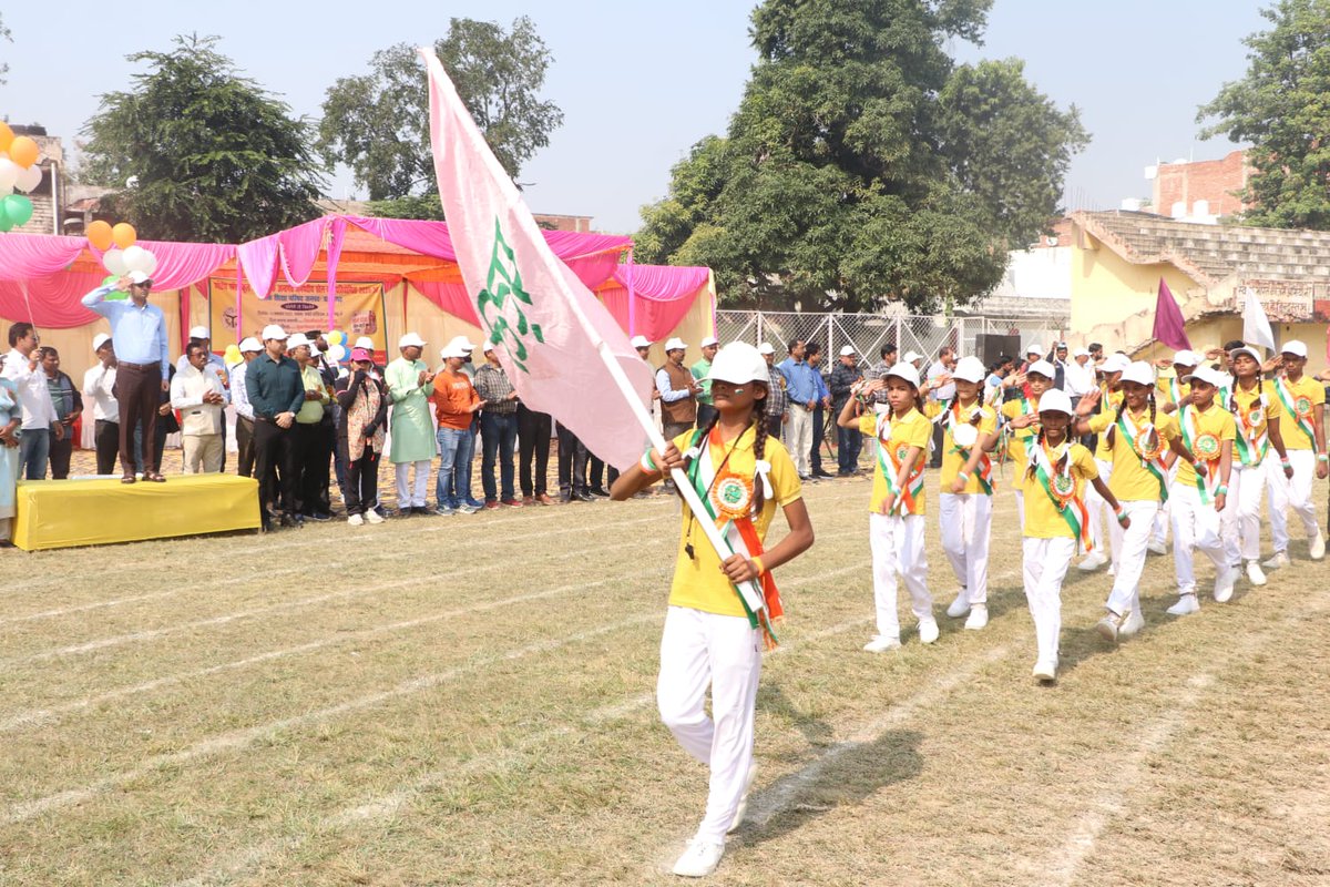 BsaPratapgarh's tweet image. Janpad Stariya Baal Krida Pratiyogita, Pratapgarh, showcased the sportsmanship and teamwork of School children in the gracious presence of the District Magistrate, Basic Shiksha Adhikari, and all BEOs.
#EduMinofIndia #SportsSpirit #BasicEducation #NIPUNBharat #UPEducation