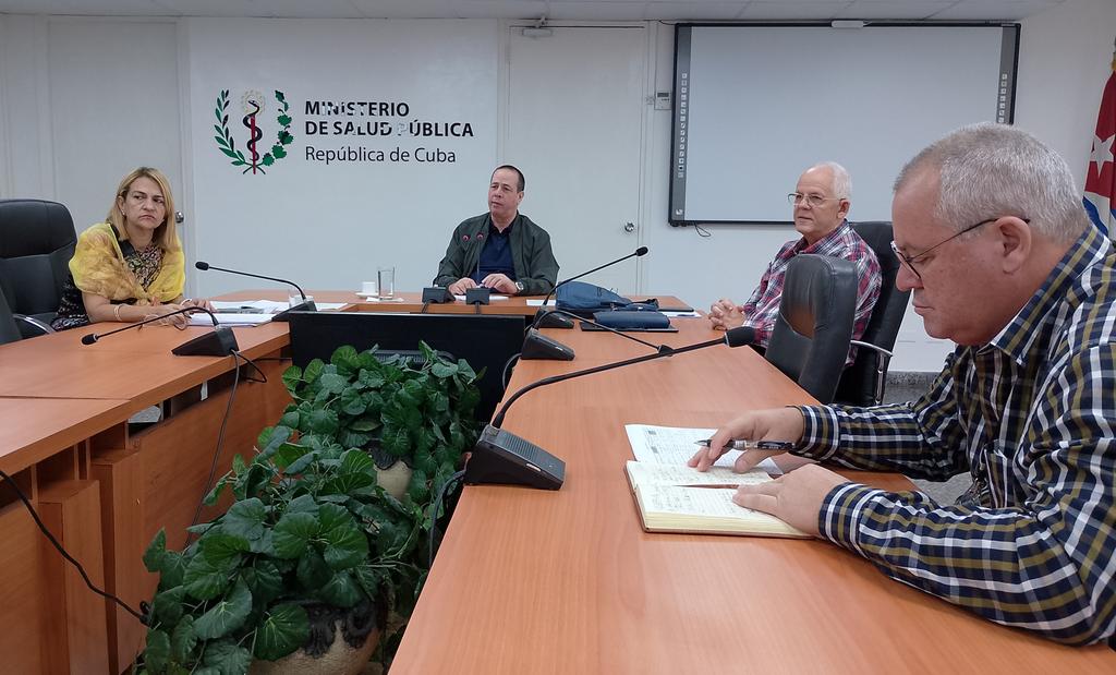 MINSAPCuba's tweet image. ⚕️Con la presencia del titular de Salud @japortalmiranda directivos del @MINSAPCuba evalúan el proceso de recuperación en los territorios afectados por el huracán Melissa en el oriente del país. Chequean el arribo y distribución de donativos recibidos en el sector.
#CubaPorLaVida