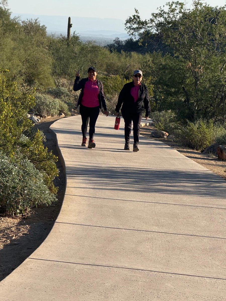 SuperMomsBW's tweet photo. 11-11-25 Ayer nos toco hiking, caminata hacia las montañas, caminar por la naturaleza ver  cactus y tener esa hermosa vista de las montañas.Agradecemos por acompañarnos al Sr Emmanuel Gallardo del  Dist-5 por unirse y de disfrutar éstos hermosos paisajes #neighborhood https://t.co/tY9jjW51OR