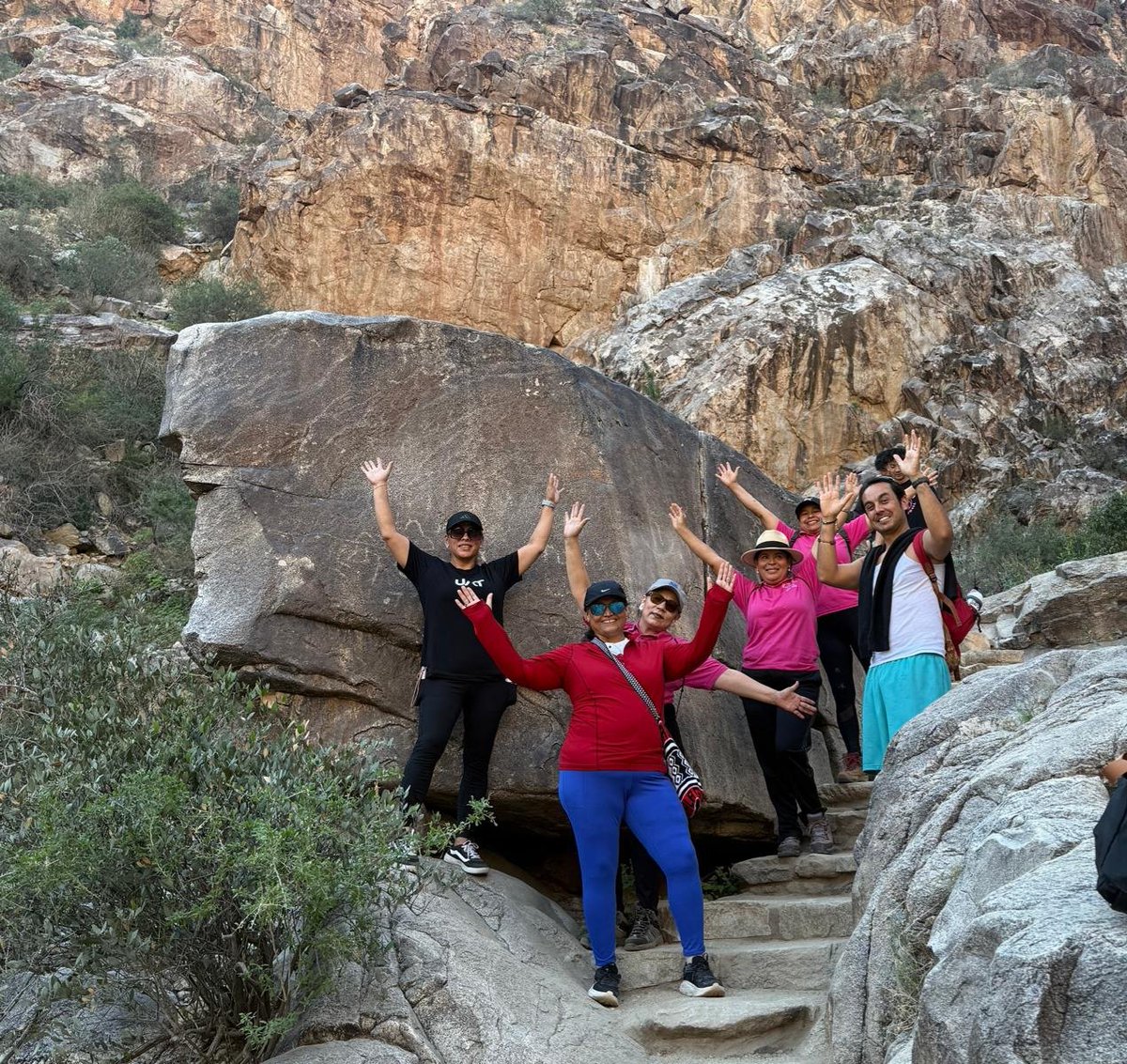SuperMomsBW's tweet photo. 11-11-25 Ayer nos toco hiking, caminata hacia las montañas, caminar por la naturaleza ver  cactus y tener esa hermosa vista de las montañas.Agradecemos por acompañarnos al Sr Emmanuel Gallardo del  Dist-5 por unirse y de disfrutar éstos hermosos paisajes #neighborhood https://t.co/tY9jjW51OR