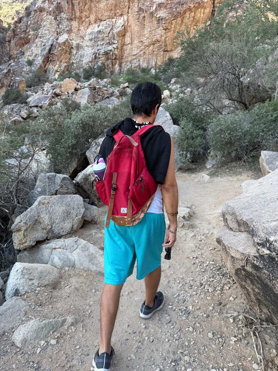 SuperMomsBW's tweet photo. 11-11-25 Ayer nos toco hiking, caminata hacia las montañas, caminar por la naturaleza ver  cactus y tener esa hermosa vista de las montañas.Agradecemos por acompañarnos al Sr Emmanuel Gallardo del  Dist-5 por unirse y de disfrutar éstos hermosos paisajes #neighborhood https://t.co/tY9jjW51OR