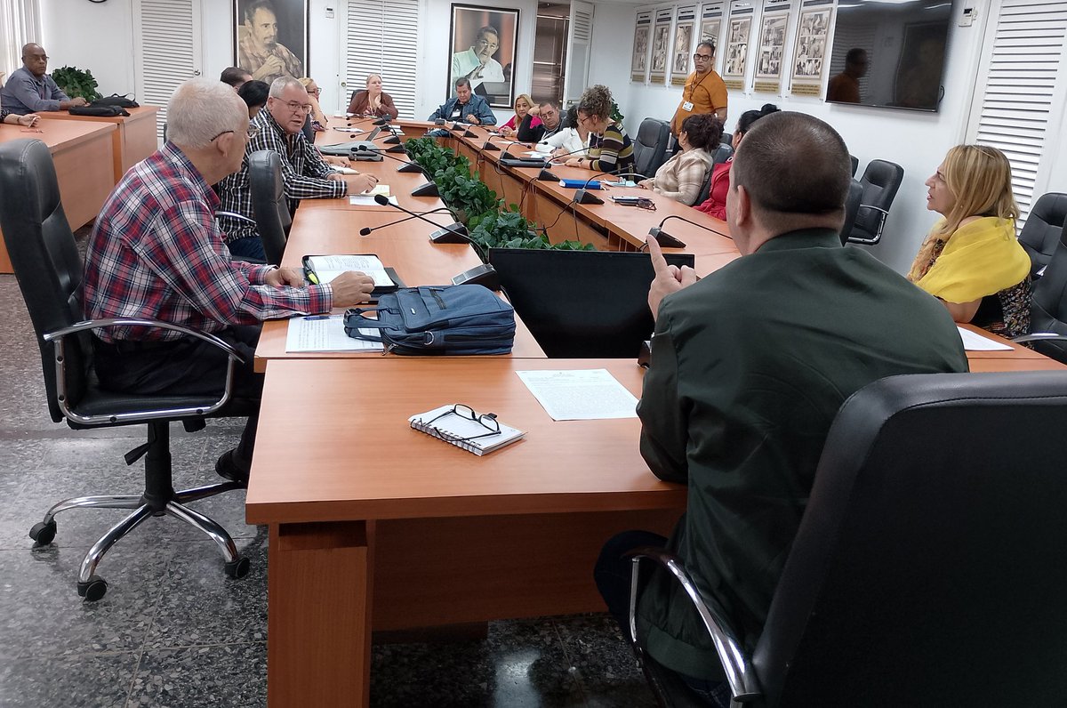 MINSAPCuba's tweet image. ⚕️Con la presencia del titular de Salud @japortalmiranda directivos del @MINSAPCuba evalúan el proceso de recuperación en los territorios afectados por el huracán Melissa en el oriente del país. Chequean el arribo y distribución de donativos recibidos en el sector.
#CubaPorLaVida