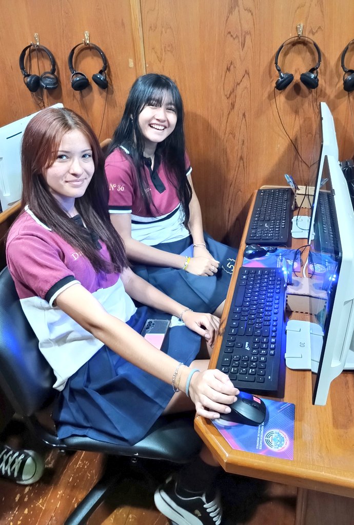 Primer visita del día ✅
Nos visitaron los estudiantes de 5º año del BOP N°36, y le pusieron toda la onda a su recorrido💪
Conocieron el recinto de sesiones, el #EmbajadorLegislativoMisionero y cerraron con una divertida trivia en el Salón de las Dos Constituciones
<a href="/herrerayflia/">Oscar Herrera Ahuad</a>