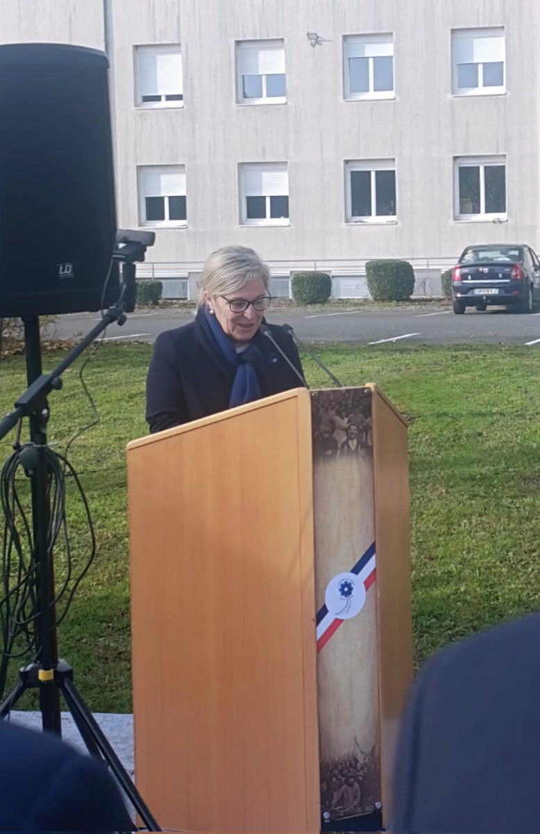 Très belle cérémonie de commémoration du 11 novembre à l'internat d'excellence de Sourdun orchestrée par les élèves. 
📃Lecture de textes et de lettres.
🎵Chants entonnés par la chorale.
Un grand bravo au proviseur, aux équipes éducatives et aux élèves pour votre engagement