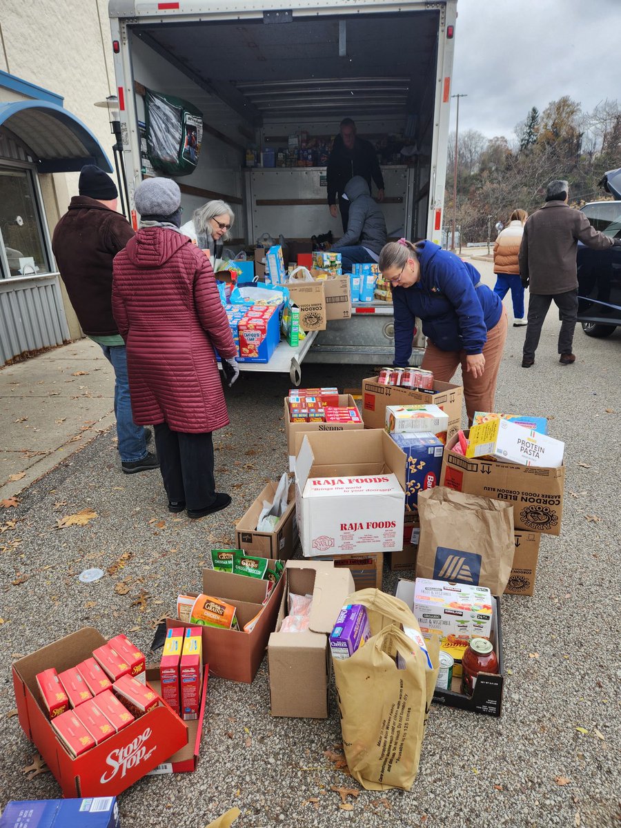 RepMarkosek's tweet image. Yesterday, I stopped by the Neighbors Helping Neighbors Food Drive held at the Monroeville Convention Center. The generous donations from people in the community will go to our local food pantries.