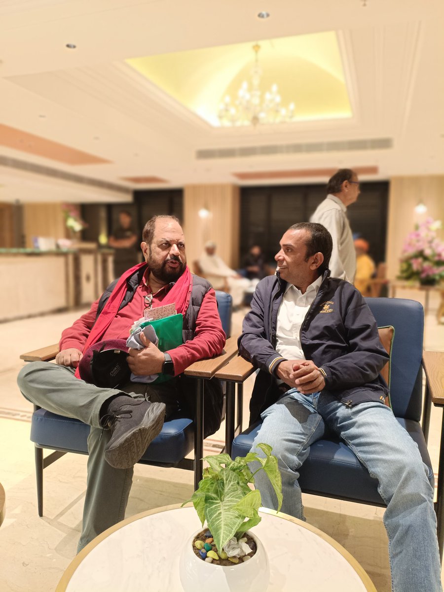 लोगों को समझाना मुश्किल है,
चूति#या बनाना आसान है,

कमलाबाई ने आसान रास्ता चुना है,

Photo With <a href="/DrJaihind/">Dr Anil 'JaiHind' 🇮🇳</a> 
#Lucknow