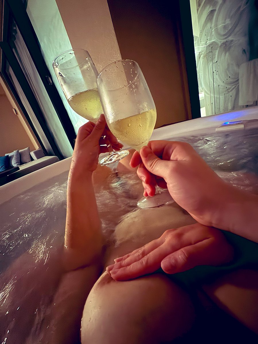 Celebrando el cumple en Japón.

🤭😇 qué travesuras vendrán luego?

#parejas_sw #jacuzzi
