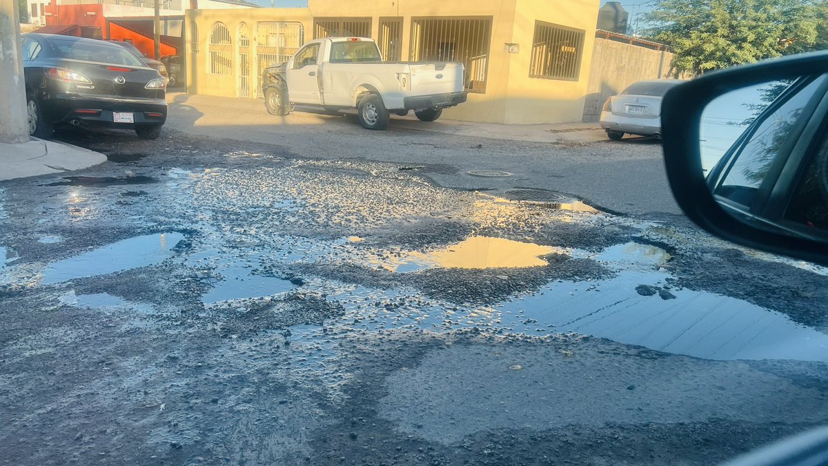 En pésimas condiciones la calle de Villas del Carrizal en col Las Villas por fuga de agua, tiene semanas así… <a href="/aguahermosillo/">Agua de Hermosillo</a> ojalá Santa claus nos traiga una arreglada de calles en Hermosillo 🤞🏻 <a href="/elmitoteromx/">El Mitotero</a>