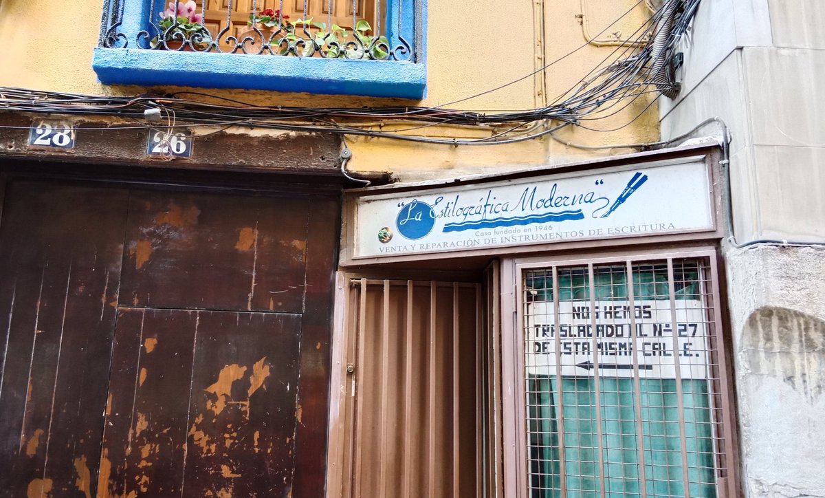 Deckardio's tweet image. &quot;La Estilográfica Moderna / Casa fundada en 1946 / Venta y reparación de instrumentos de escritura&quot; -&quot;The Modern Fountain Pen / House founded in 1946 / Sale and repair of writing instruments&quot; #cartel #sign #viajarcaminando👣 #travelbyfoot