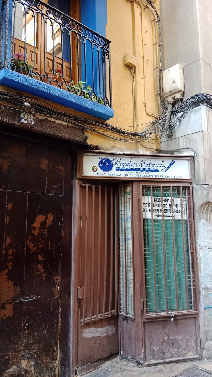 Deckardio's tweet image. &quot;La Estilográfica Moderna / Casa fundada en 1946 / Venta y reparación de instrumentos de escritura&quot; -&quot;The Modern Fountain Pen / House founded in 1946 / Sale and repair of writing instruments&quot; #cartel #sign #viajarcaminando👣 #travelbyfoot