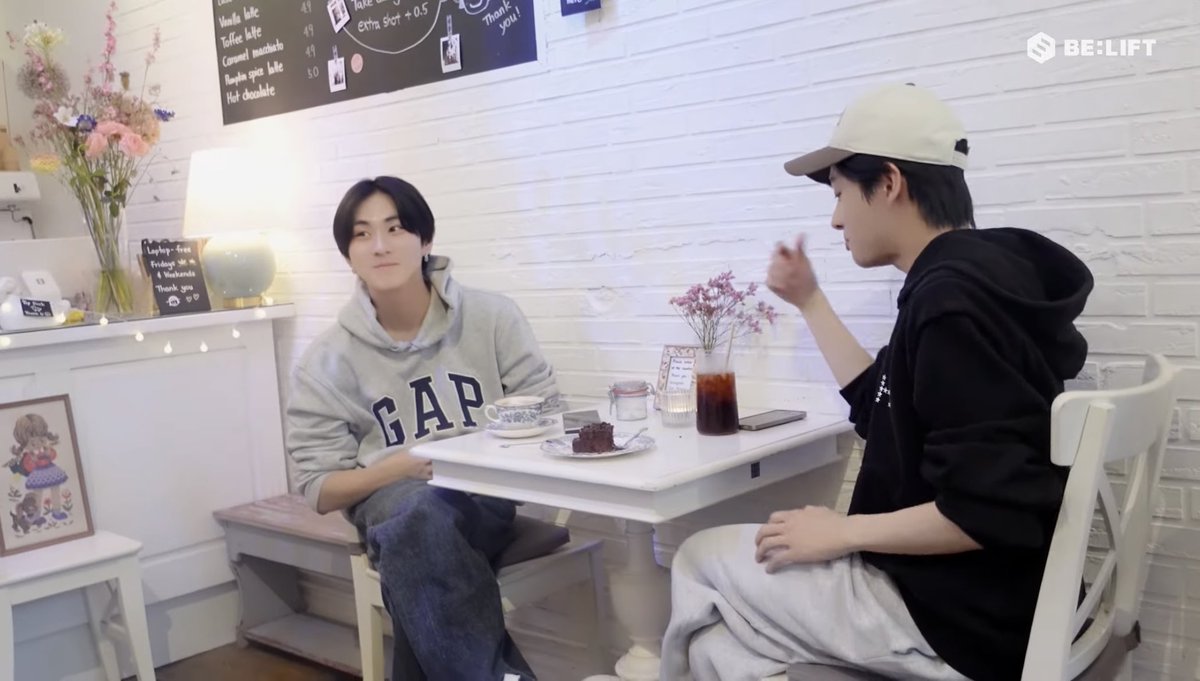 ena_map1130's tweet photo. ENHYPEN 聖地巡礼

📍Cafe Magari

オランダ🇳🇱 アムステルダム

02z ジェイ ジェイク ソンフン ジョンウォン 
☕✧
あのぉ、、かわいすぎませんかこのお茶会🤦‍♀️👼💕
次開催する時呼んでほしい✊🏻💖🎀
てか座る時そっちペアなんだってなった！WWWWW

 #プニズあしあと  #enhypen聖地巡礼 https://t.co/Q4BWbEJFGN