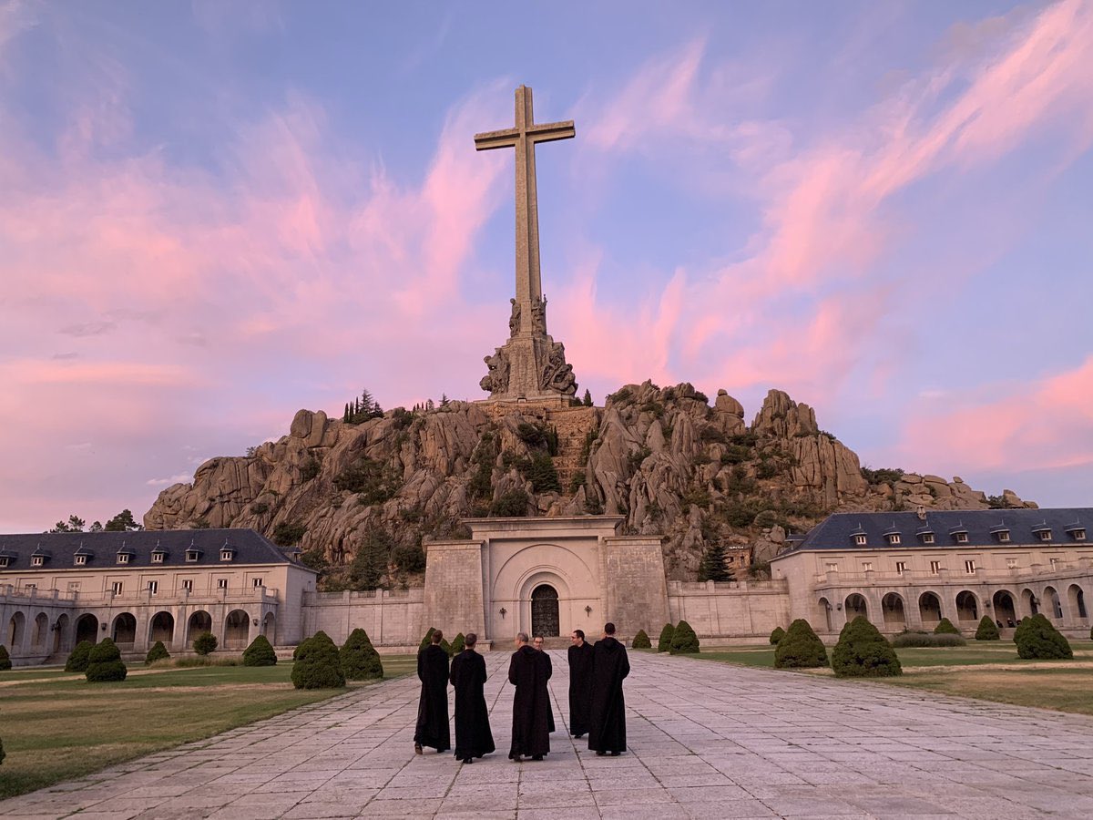 Odian la reconciliación 
Odian nuestras raíces 
Odian nuestra identidad
Odian nuestros símbolos 
Odian la Cruz
Odian a Cristo