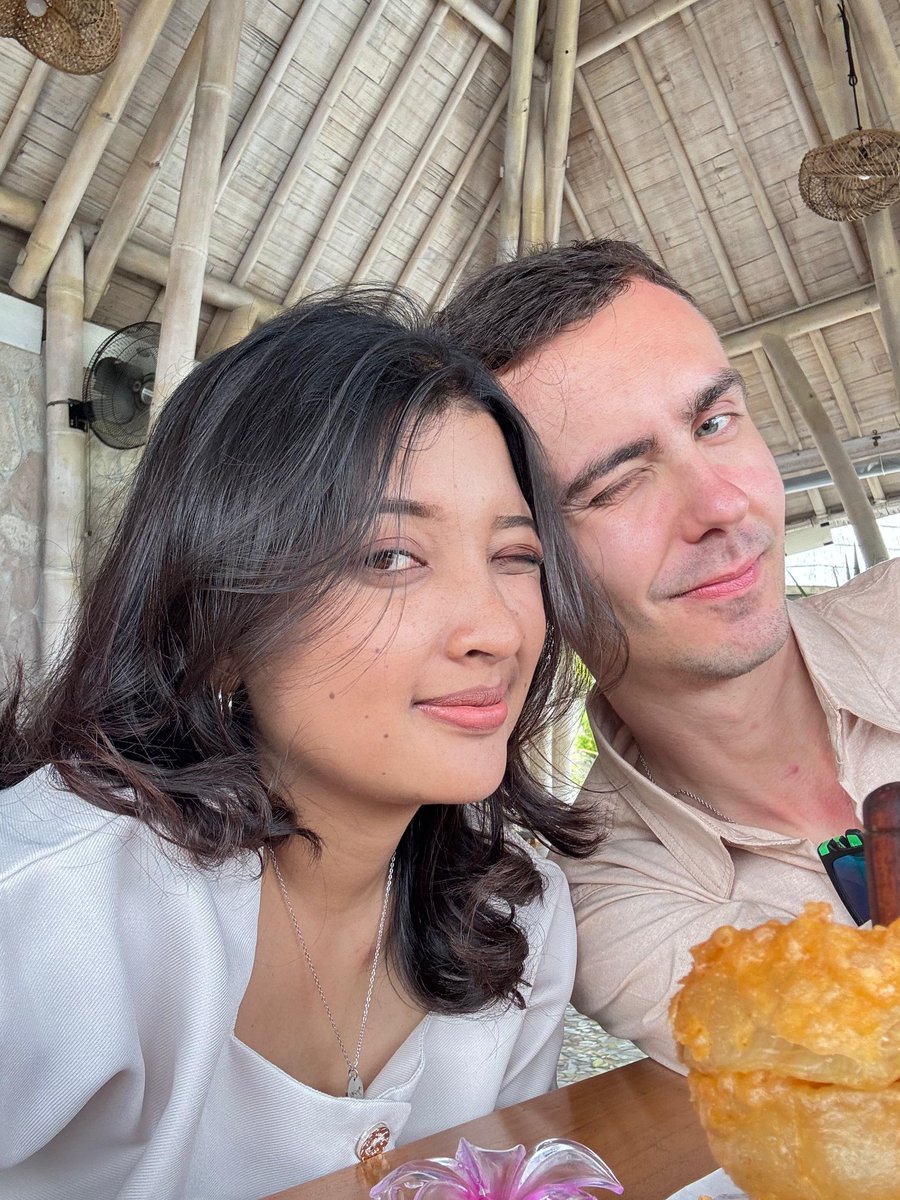 sebutsajakia's tweet photo. Lagi ngopi di stuja di pantai, tiba tiba pas mau pulang disamperin bapak-bapak bule sekitar 50th+ ngomong "I saw you both from my table how bright smile you guys have and how happy you're, enjoy bali" it's such a beautiful things🥹🤍💕 https://t.co/lSv2kVOml4