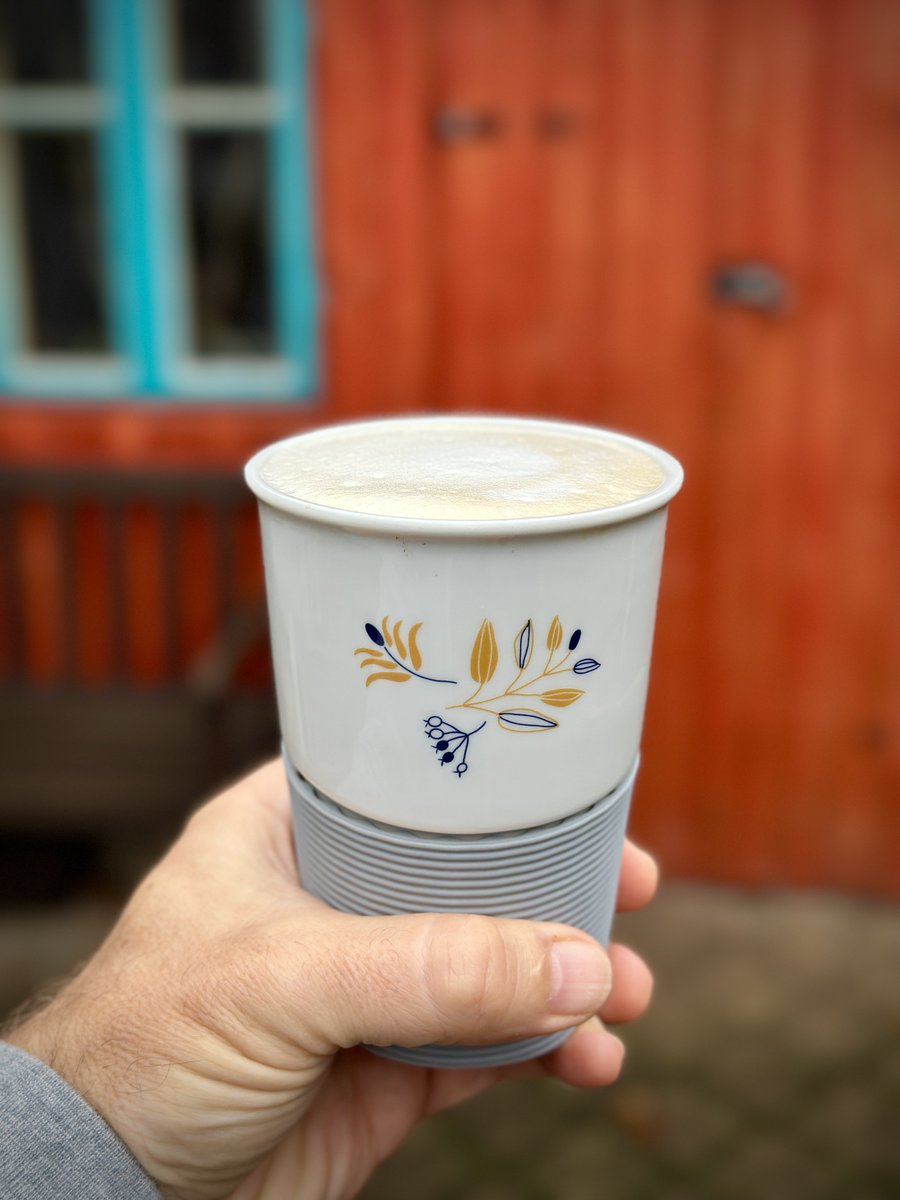 ZPouzar's tweet image. Ať žije pražská kavárna. 
#flatwhite